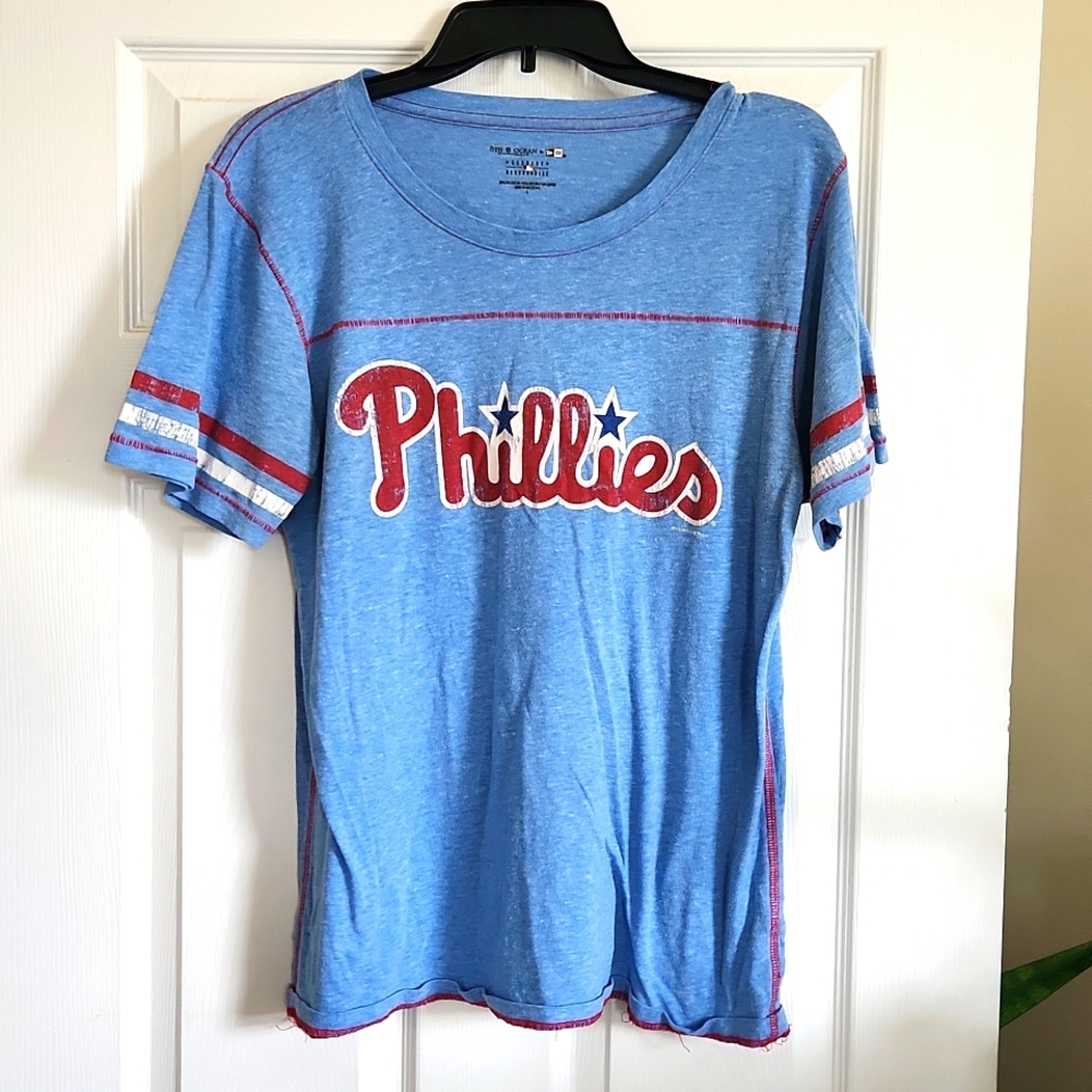 Phillies t shirt w vintage look | large
